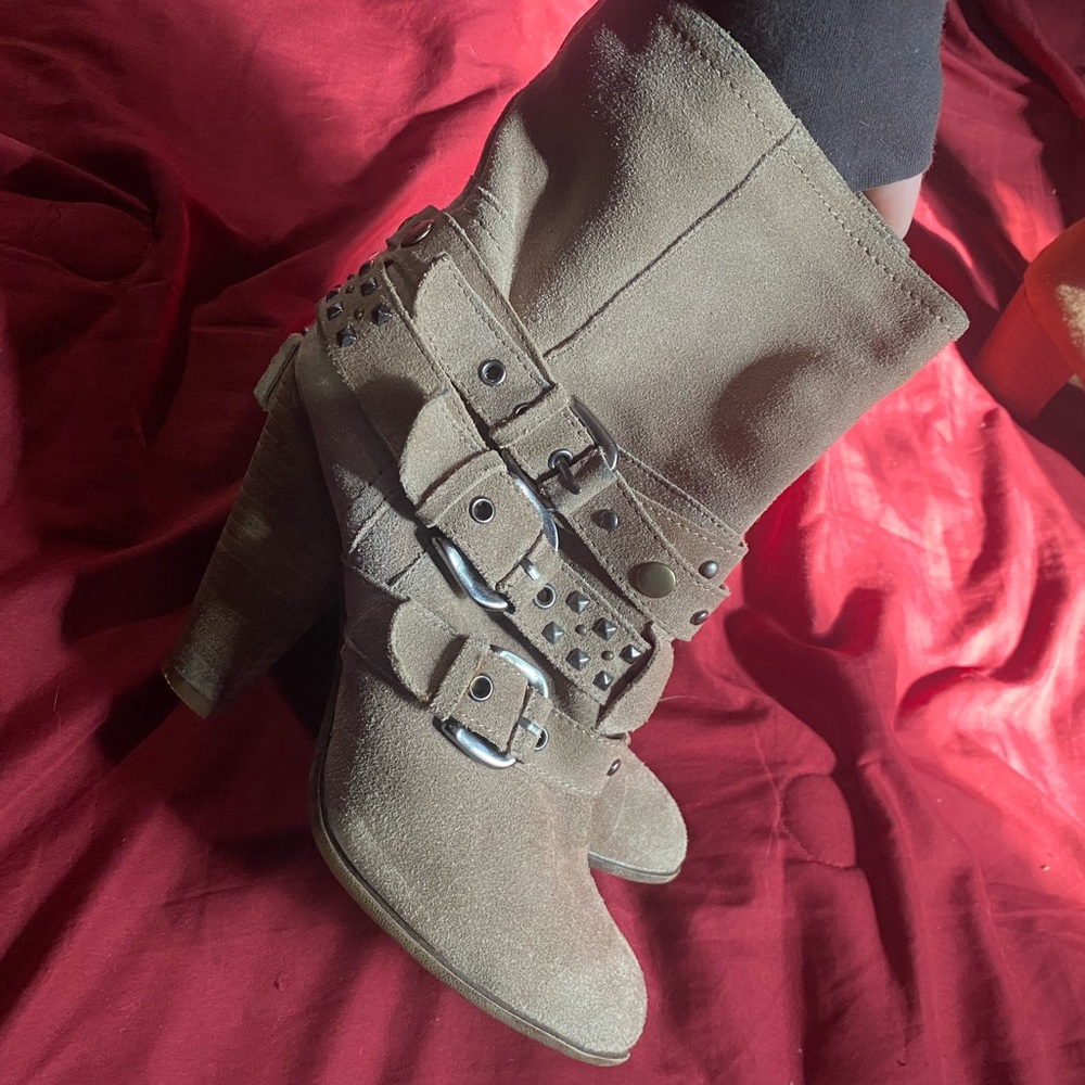 9 pairs of Womens boots/booties sizes ranging from 6.5-8. Most fit size 7.